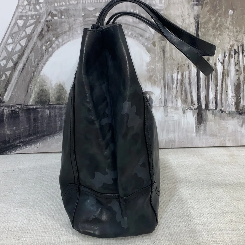 Frye Charlie Simple Tote Navy Camo Leather MSRP $398 -OCEAN CAMO- - Picture 7 of 16